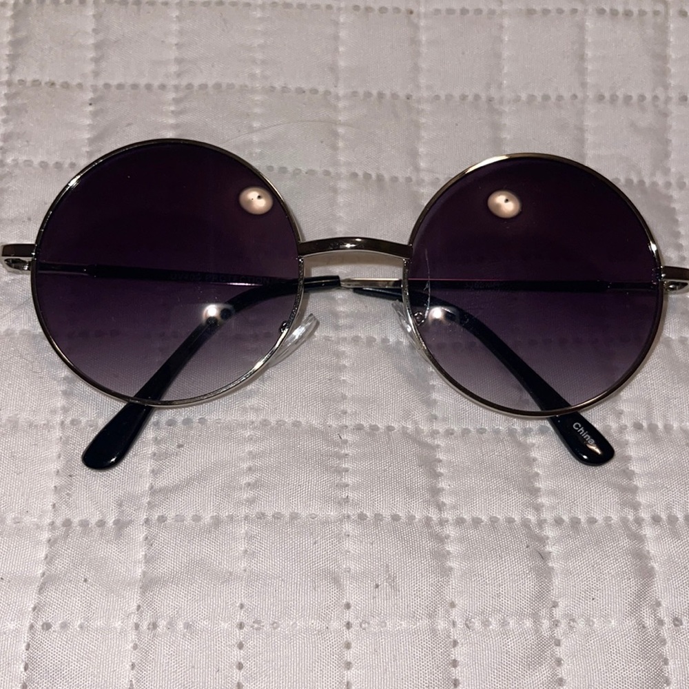 Round sunglasses with silver frames
